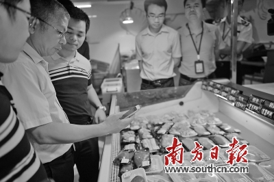 在肉菜市场，扫取二维码便可查询肉菜的来源信息。