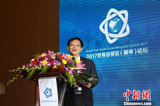 &nbsp;&nbsp;&nbsp;&nbsp;横琴新区党委副书记李伟辉19日透露，目前横琴新区引进世界500强企业97家　张婷　摄