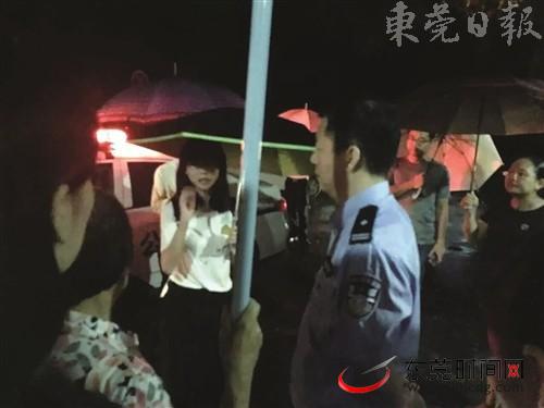 18日凌晨,居民和民警一起寻找乐乐 网友提供