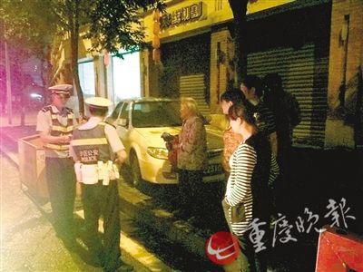 民警查询老人的家庭住址