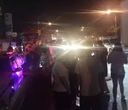 志愿者们已经将狗只从车上搬运了下来,而记者发现除了狗狗,笼子里竟然还出现了猫的身影,猫猫的眼神里充满了绝望。