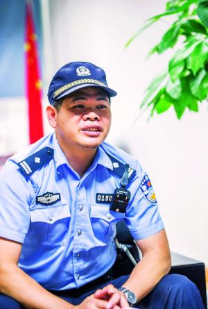 马警官向记者介绍当晚在天河火车东站瀑布广场见到13岁男孩的情景。