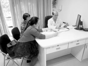 
													 　　今年南方医院肿瘤遗传咨询门诊成立后，专家陆国辉在门诊接待第一名咨询患者。受访者供图
												