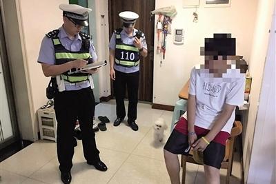 民警在小龙家里了解情况。本报记者 甘侠义 摄