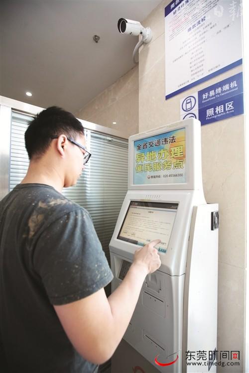新车管所，市民在办理业务 本报资料图 郑家雄 摄