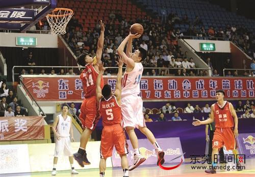 结束的市篮球联赛已掀起市运会比赛项目的一阵热潮（记者 郑琳东 摄）