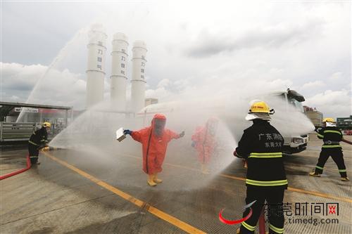 昨日，市液化天然气泄漏事故应急救援演练在大朗举行。图为演练现场（记者 程永强 摄）