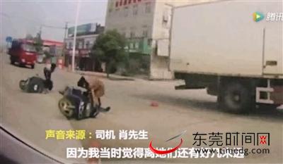 行车记录仪显示:肖先生驾车经过一个丁字路口正准备左转,两位骑电动车的女士在几米外突然先后摔倒 视频截图