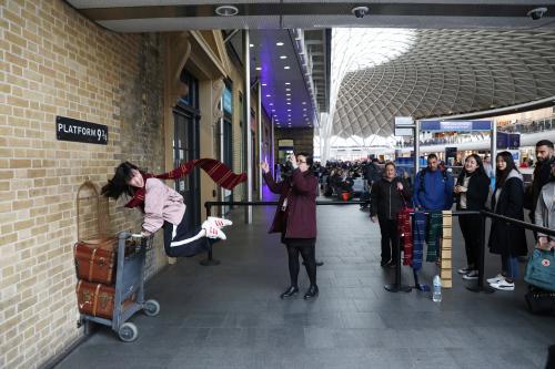 　　“哈利波特”（Harry Potter）20周年之际，人们在英国伦敦国王十字车站拍照留念。