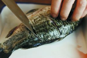 温馨提示　　在鱼肚子上划上几刀，鱼会熟得更快。