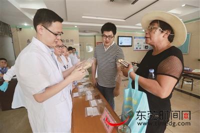 　　市食品药品检验所举行实验室开放日活动，一位市民带着中药材前来检测 东莞时报记者 陈栋 摄