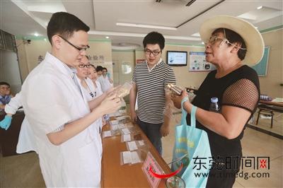 市食品药品检验所举行实验室开放日活动,一位市民带着中药材前来检测 东莞时报记者 陈栋 摄
