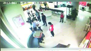 17：14&nbsp;　　随行邓先生的嫌疑人被民警控制带走作进一步调查。