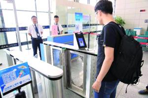 旅客在体验“刷脸”登机。