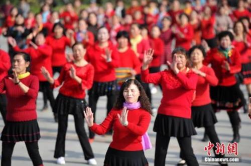 资料图:2016年11月30日,成都数百市民齐聚某广场,以歌曲《天府之国》为背景音乐同跳广场舞。 张浪 摄