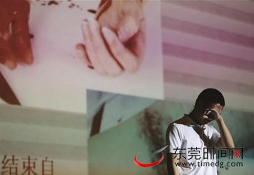 市强制隔离戒毒所里举行感化教育演出,戒毒学员讲述自己的经历时热泪盈眶 东莞时报记者 陈帆 摄
