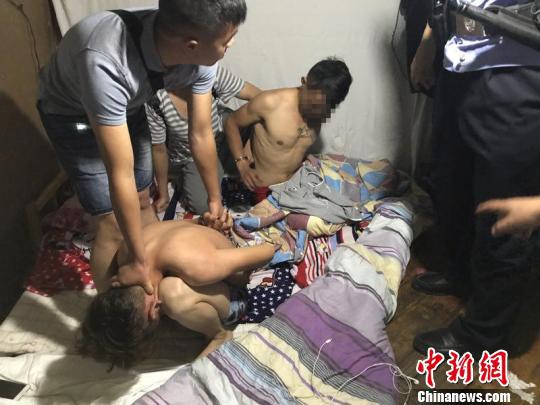     图为：警方抓获的2名犯罪嫌疑人。杭州公安供图