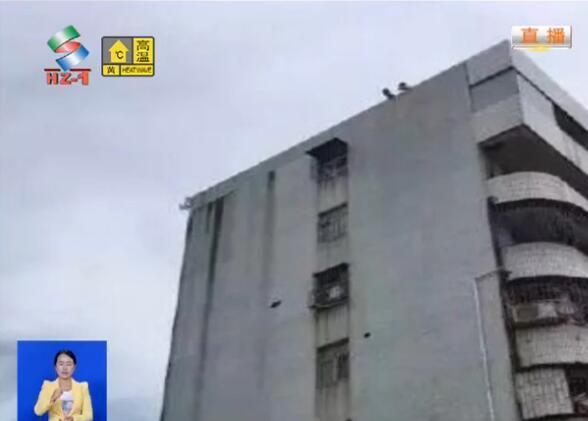 至于男子跳楼的原因,有人说是因为失恋、为情所困;又有网友说是因为高考失利,说法不一。