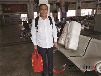 6月27日,虎门汽车总站,王永常带着大袋小包行李等车 记者 雷元全 摄
