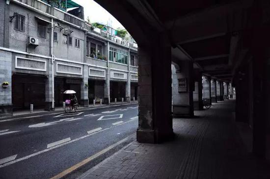 同 福 路 骑 楼 （ 清 晨 ）