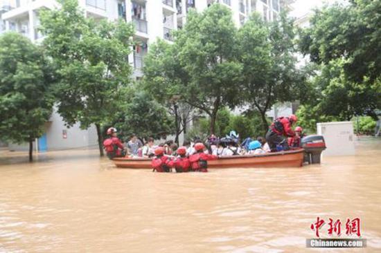 　　7月3日，广西桂林市旅游学院宿舍楼发生内涝，学校近5000名学生因聚集在宿舍复习被困。中新社记者 王洋洋 摄