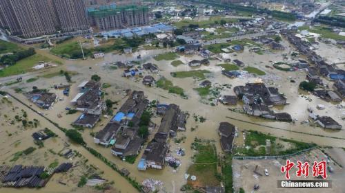 　　7月4日，因连续强降雨和长时间高水位浸泡，长沙浏阳河竹沙桥泵站出现一处险情，河水倒溢。杨华峰 摄