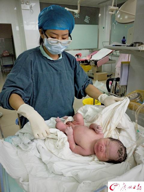 护士照顾新生儿。