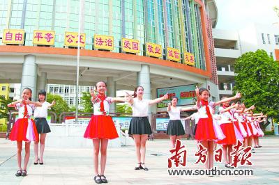 新北江小学自编的“礼仪之舞”,展示礼仪之美。梁素雅 摄