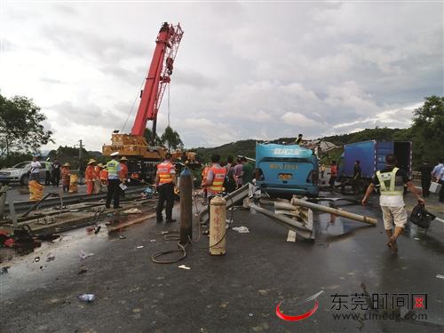 广东龙门发生客车翻车事故 致19人死亡25人受