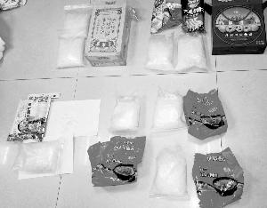 
													 　　警方在嫌疑人家中缴获不少伪装成包装食品的冰毒。信息时报记者 萧嘉宁 摄
												