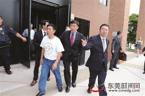 5日，章莹颖的父亲章荣高（前排右三）在聆讯后走出法庭 新华社图