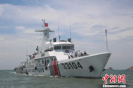 海警33104舰全速赶赴事发海域开展搜救。　朱立峰 摄