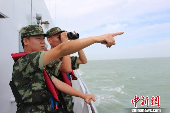&nbsp;&nbsp;&nbsp;&nbsp;官兵赶往事发现场。　朱立峰　摄