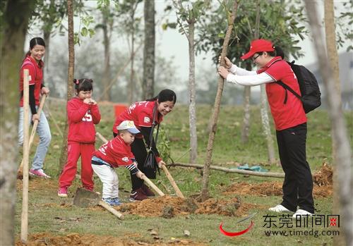 亲子植树活动 本报资料图 郑琳东 摄