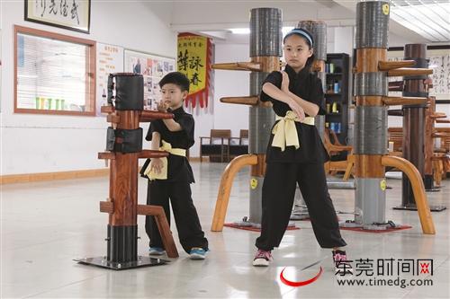 咏春大朗体育会小学员正在练习木人桩 受访者供图