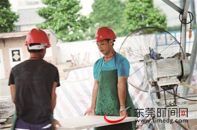 高温天气在户外工作,要注意做好防暑降温措施 资料图(记者 赵浛锐 摄)