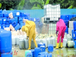 消防官兵穿戴好防护装备进入泄漏地点进行堵漏。