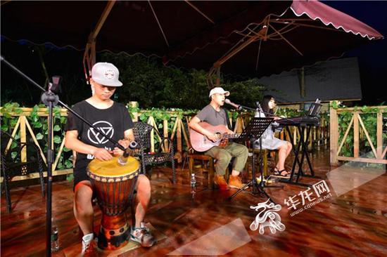 百花谷景区每晚乐队驻唱 悠扬婉转的吉他与歌声回荡山谷 百花谷景区供图 华龙网发