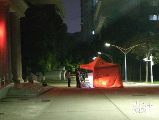 目前,学校教学楼附近已被警方封锁,学校校长、党委书记等多名领导已经到达现场指挥善后事宜。