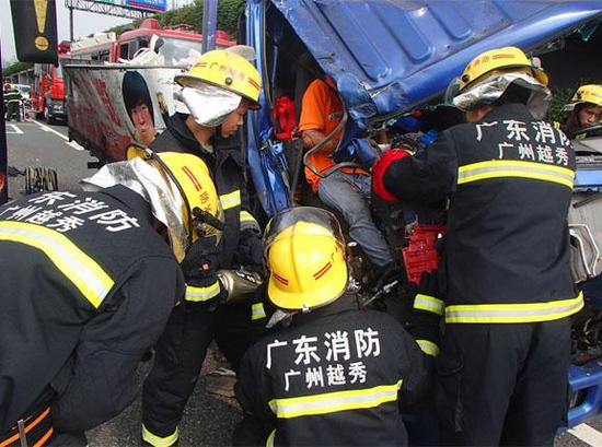 119消防指挥中心接到报警后，迅速调派流花消防中队赶赴事故现场处置。