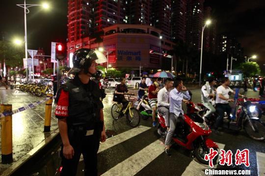 图为深圳警方已封锁现场,案件正进一步侦破中。 钟新 摄 图为深圳警方已封锁现场,案件正进一步侦破中。 钟新 摄