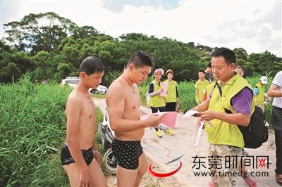 厚街三丫陂水库附近,志愿者向市民宣传预防溺水知识 东莞时报记者 陈栋 摄