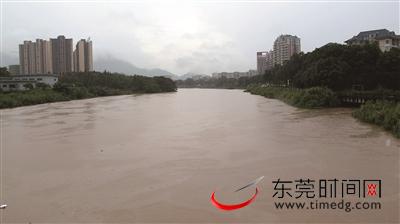 连日暴雨，石马河河水暴涨，河道比以往宽阔了许多 通讯员 魏洪东 摄