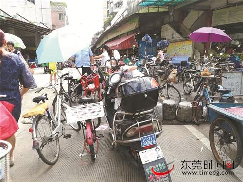 万江蟹地市场外存在非机动车乱停放问题(记者 程癸键 摄 )