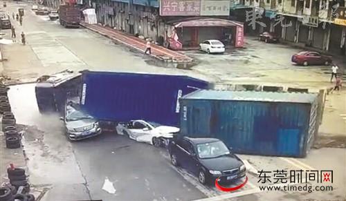 大货柜车侧翻,压扁两辆小车 网络截图