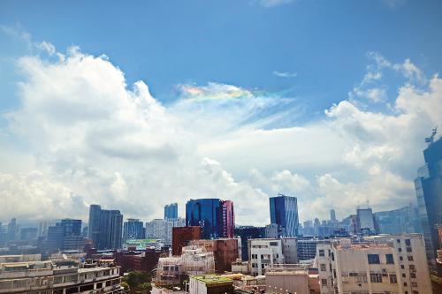 昨日出现在香港上空的“火彩虹”。图片来源：香港《大公报》。