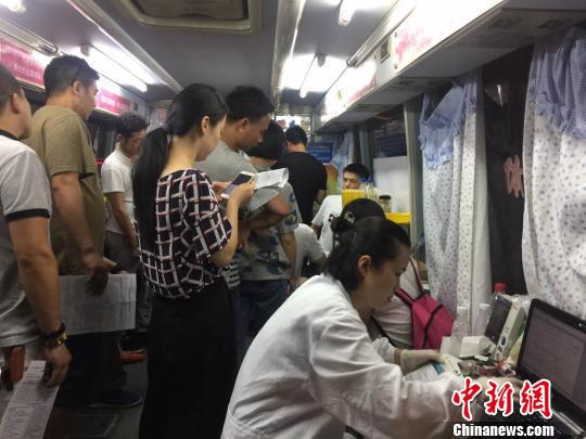 杭州市民在献血车内准备献血。　张斌 摄