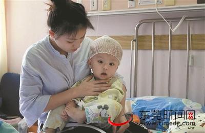 7月18日，上海儿童医学中心病房里，何晓红不停地哄着9个月大的儿子森森