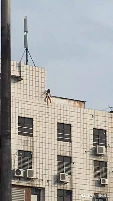 广东女子欲跳楼轻生情绪激动 还有一男子跪楼