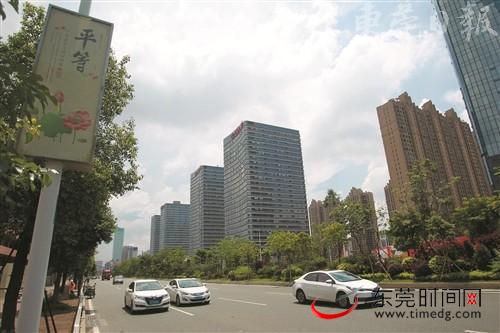 莞太路厚街路段两侧街景（记者 杨泽彬 摄）